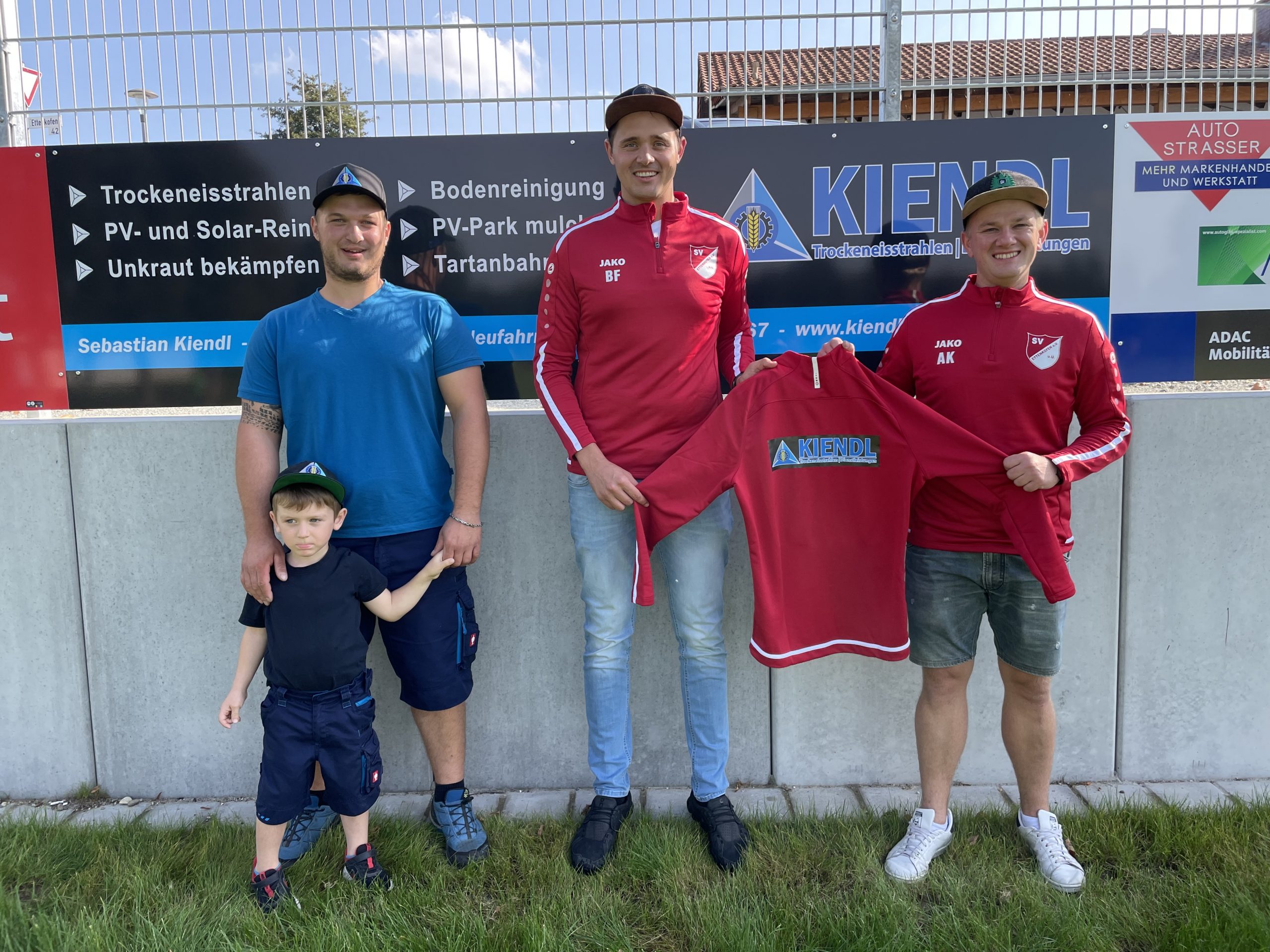 Read more about the article Neue Sweatshirts für die SVE-Herrenteams