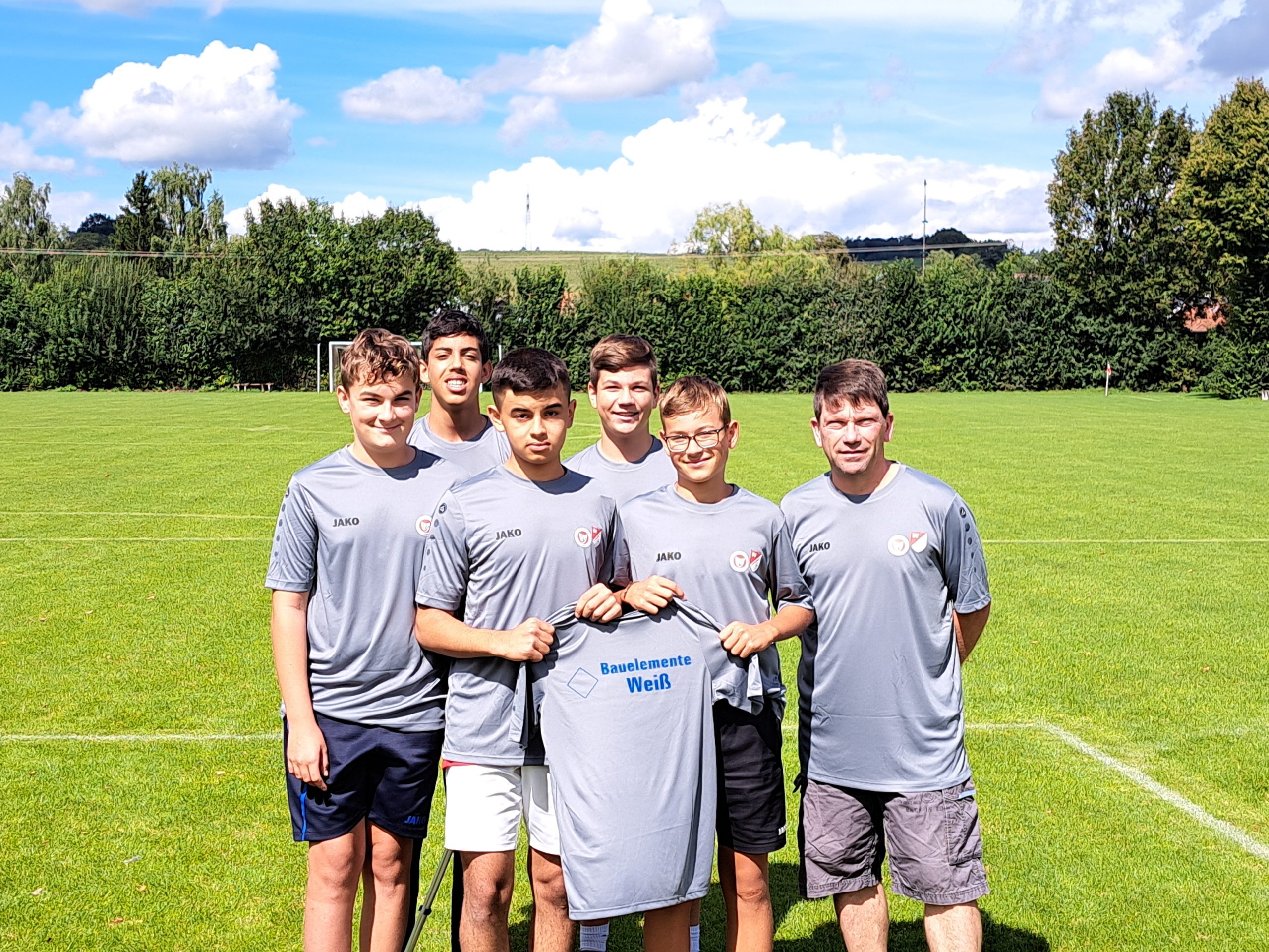 Read more about the article Neue T-Shirts für die C-Junioren-Fußballer